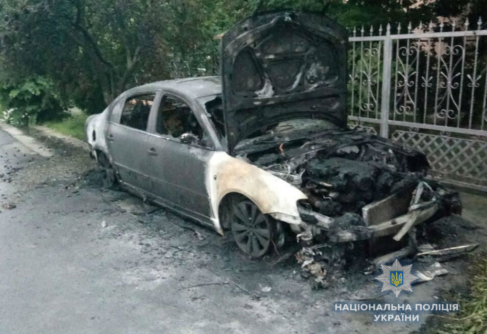 В Ужгороді та його передмісті згоріли два автомобілі. Поліція припускає, що їх підпалили В Ужгороді та його передмісті згоріли два автомобілі. Поліція припускає, що їх підпалили