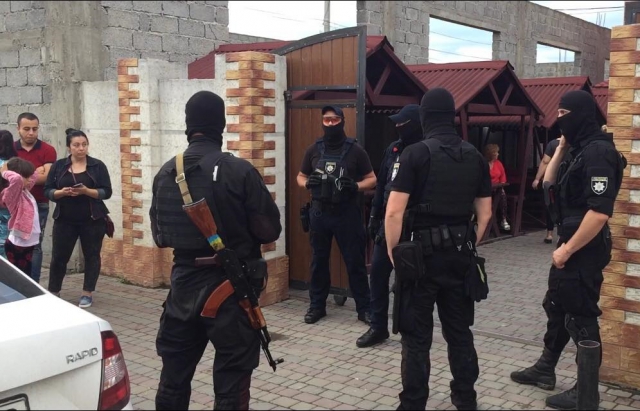 Ще п’ятеро осіб переховуються: нові подробиці спецоперації у Мукачеві Ще п’ятеро осіб переховуються: нові подробиці спецоперації у Мукачеві
