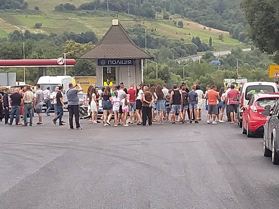 Одного побили до непритомності, а іншого вивезли в ліс? Хлопці розповіли шокуючі деталі, як з них, начебто, знущались патрульні Одного побили до непритомності, а іншого вивезли в ліс? Хлопці розповіли шокуючі деталі, як з них, начебто, знущались патрульні