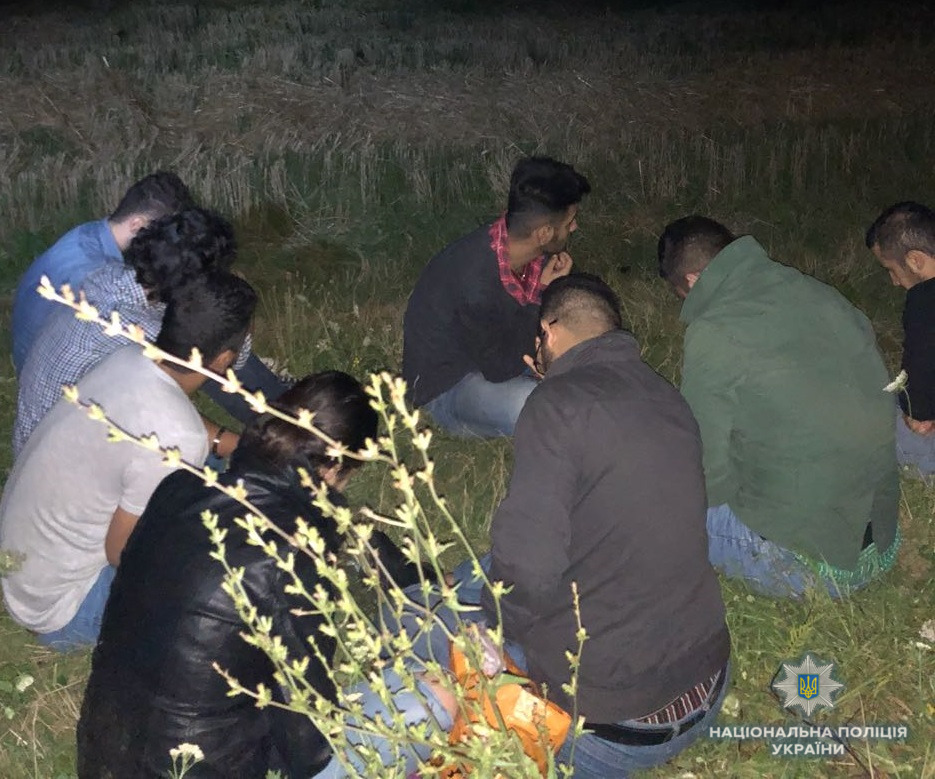 На Закарпатті правоохоронці упіймали вісьмох нелегалів На Закарпатті правоохоронці упіймали вісьмох нелегалів