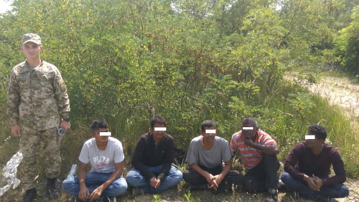 На Ужгородщині затримано шістьох нелегалів та їх провідника На Ужгородщині затримано шістьох нелегалів та їх провідника