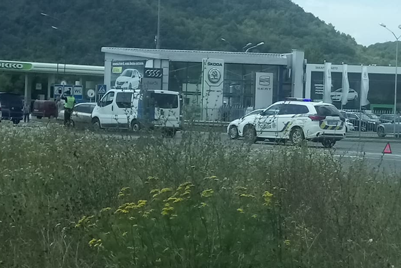 На виїзді з Мукачева мікроавтобус потрапив у ДТП На виїзді з Мукачева мікроавтобус потрапив у ДТП