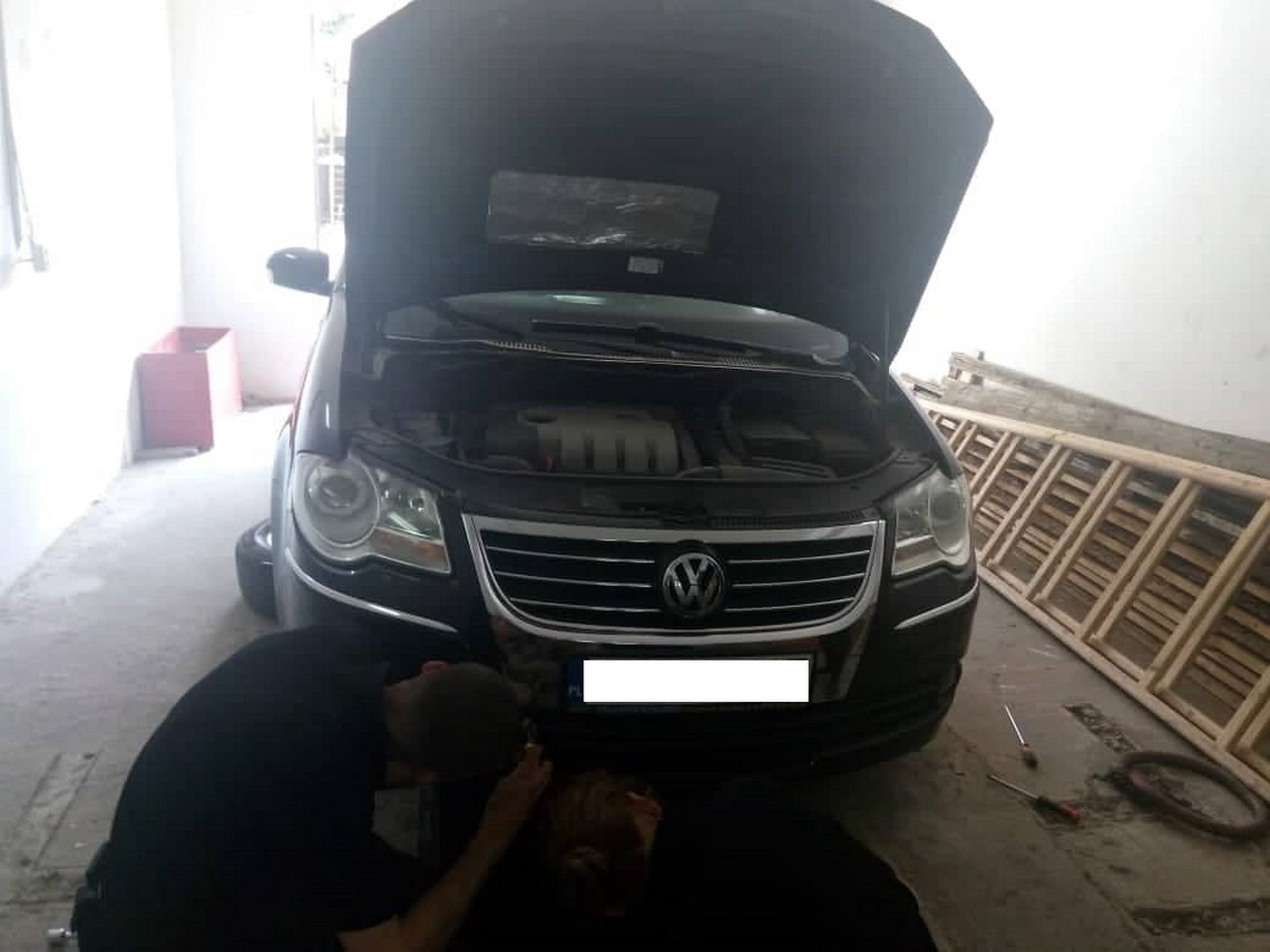 Автівку, нашпиговану цигарками, виявили прикордонники Автівку, нашпиговану цигарками, виявили прикордонники