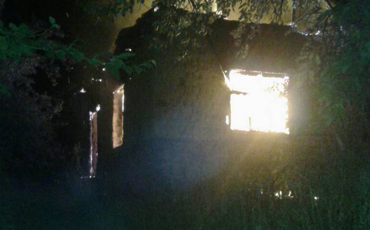 В cелі Медведівці горів будинок на вулиці Центральній Вночі у Медведівцях, що на Мукачівщині, горів будинок