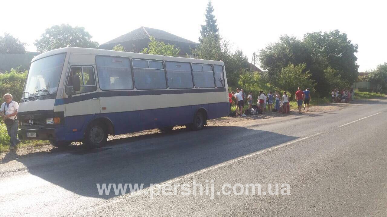 Із автобусом біля одного із сіл Мукачівського району, який віз дітей, сталась неприємна пригода Із автобусом біля одного із сіл Мукачівського району, який віз дітей, сталась неприємна пригода