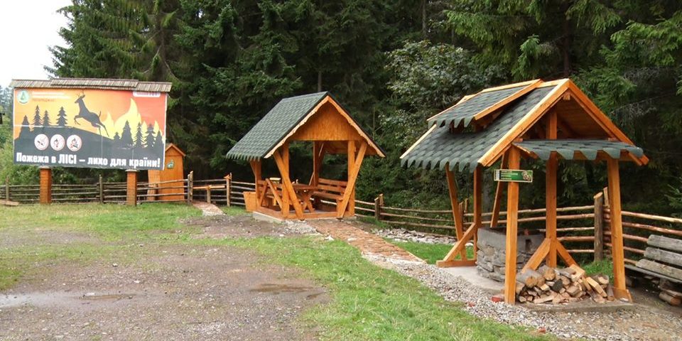 Лісівники облаштували нову зону відпочинку і просять людей не ламати бесідки та не смітити Лісівники облаштували нову зону відпочинку і просять людей не ламати бесідки та не смітити