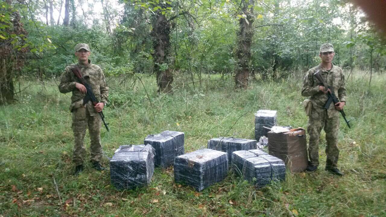 Контрабандисти намагалися переправити до Румунії 5 тисяч пачок тютюну Контрабандисти намагалися переправити до Румунії 5 тисяч пачок тютюну