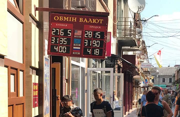 Долар невпинно росте і уже перевалив за психологічну позначку Долар невпинно росте і уже перевалив за психологічну позначку