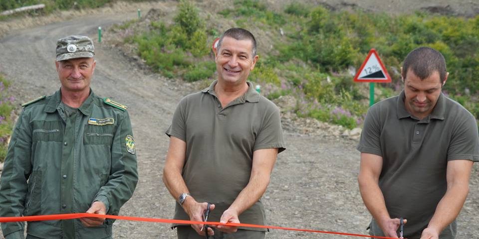 Такого в Україні ще ніде нема: в Закарпатті в лісі облаштували кругове перехрестя Такого в Україні ще ніде нема: в Закарпатті в лісі облаштували кругове перехрестя