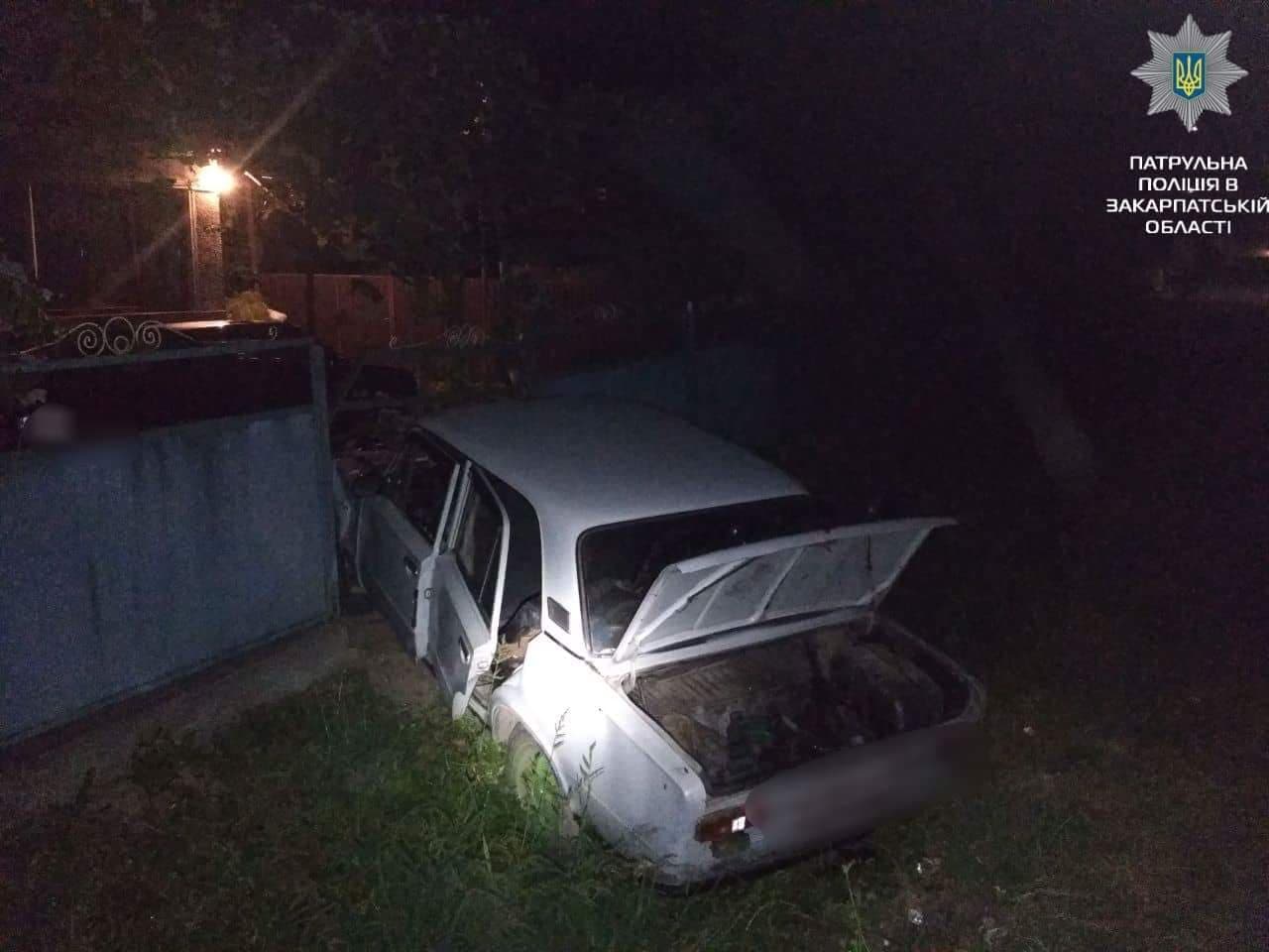 Нічна ДТП: авто з’їхало з дороги і влетіло в огорожу Нічна ДТП: авто з’їхало з дороги і влетіло в огорожу