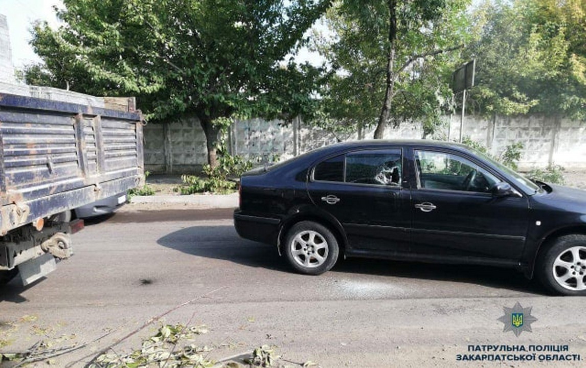 В Ужгороді сталася аварія на перехресті вулиць Заньковецької і Грушевського В Ужгороді сталася аварія на перехресті вулиць Заньковецької і Грушевського