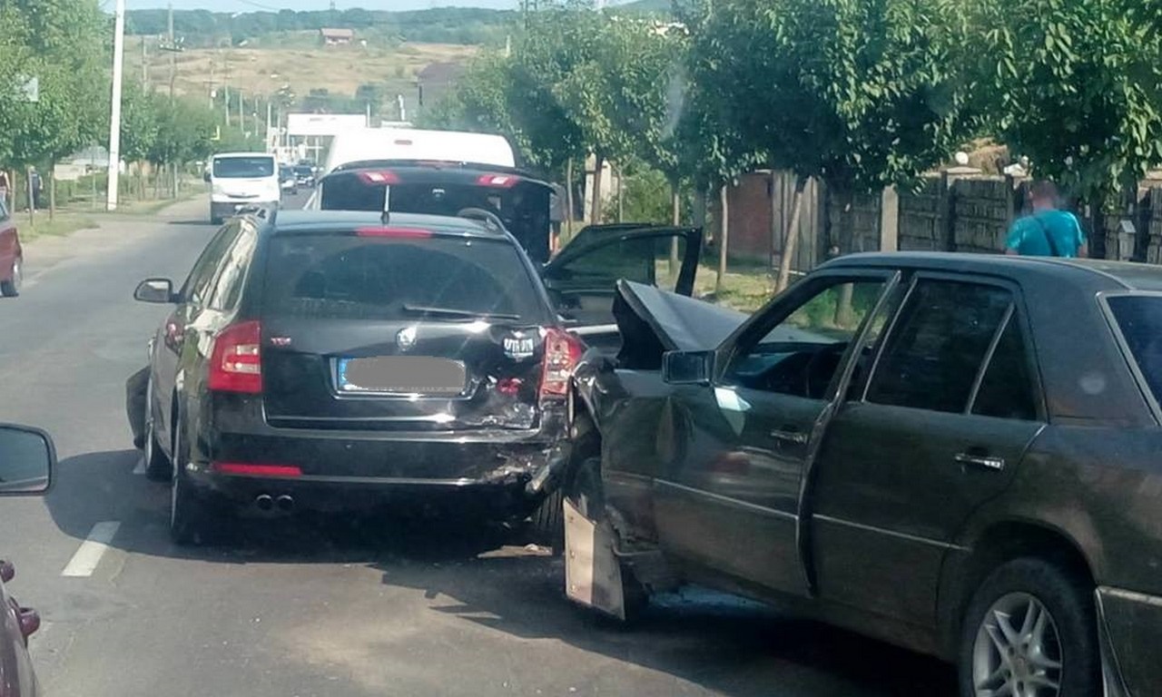 У Мукачеві зіткнулись чотири автомобілі: поліція назвала винуватця ДТП У Мукачеві зіткнулись чотири автомобілі: поліція назвала винуватця ДТП