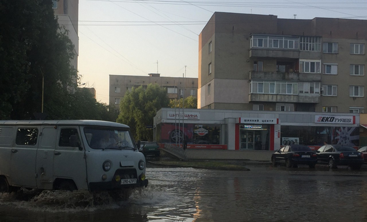 Зранку затопило одну з вулиць Ужгорода Зранку затопило одну з вулиць Ужгорода