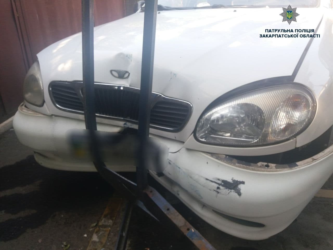 Авто в’їхало в автобусну зупинку: подробиці від патрульних Авто в’їхало в автобусну зупинку: подробиці від патрульних