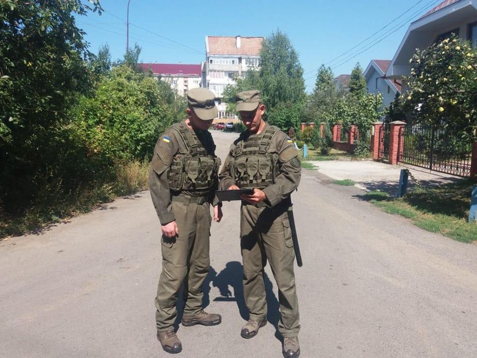 Нацгвардійці в Ужгороді відтепер заступають на службу з планшетами Нацгвардійці в Ужгороді відтепер заступають на службу з планшетами