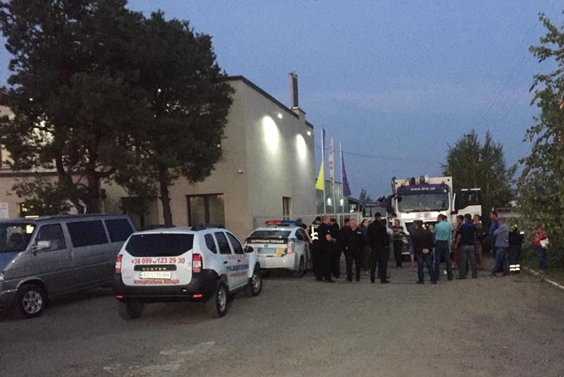 У Мукачеві із самого ранку протести: люди заблокували виїзд з одного із підприємств У Мукачеві із самого ранку протести: люди заблокували виїзд з одного із підприємств