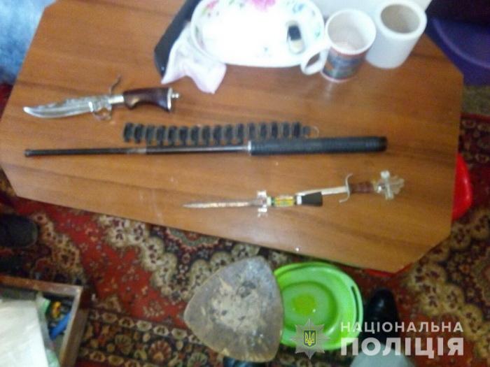 У чоловіка під час обшуку виявили холодну зброю У чоловіка під час обшуку виявили холодну зброю
