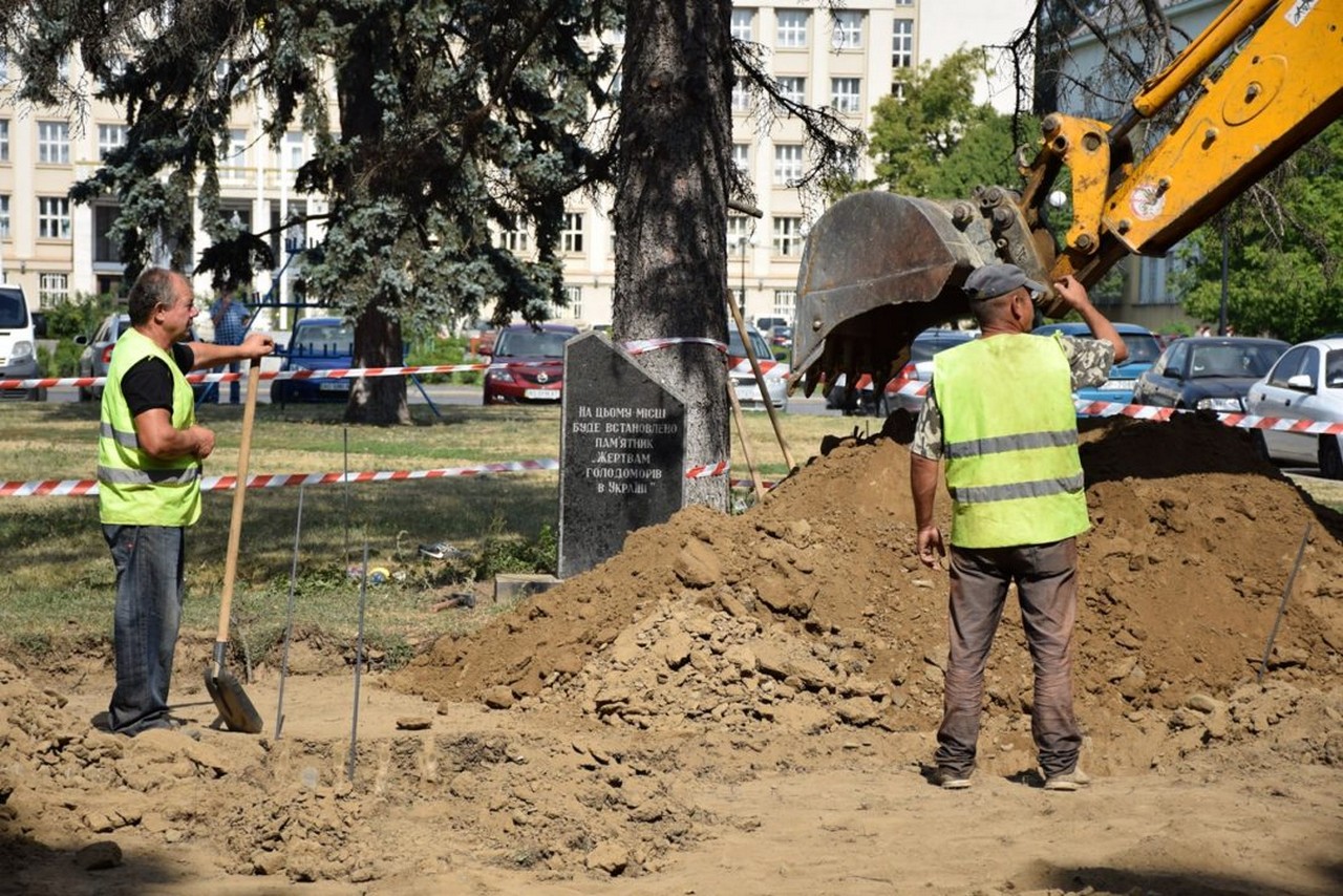 В Ужгороді почалися роботи зі встановлення пам’ятника жертвам голодомору В Ужгороді почалися роботи зі встановлення пам’ятника жертвам голодомору