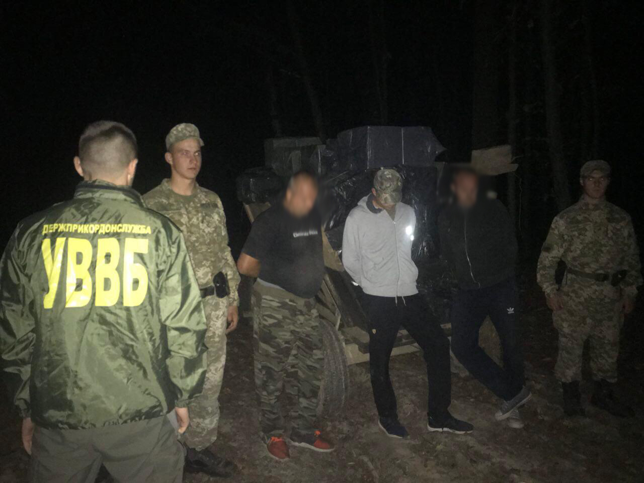 Троє закарпатців вирішили оригінальним способом переправити сигарети у Румунію Троє закарпатців вирішили оригінальним способом переправити сигарети у Румунію