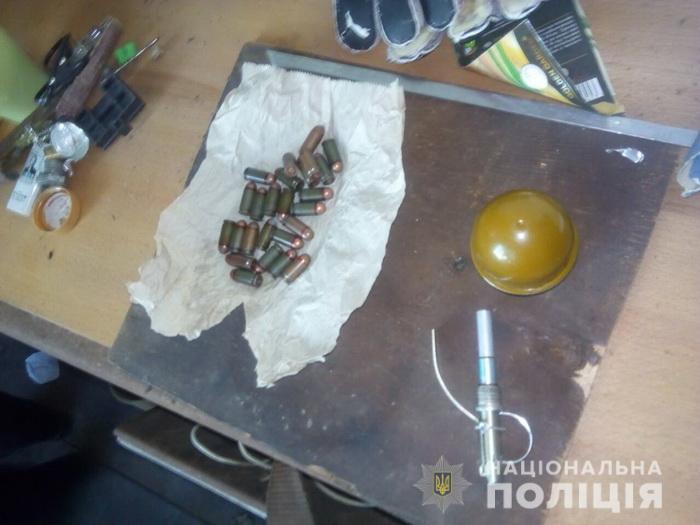 Під час обшуку у будинку знайшли чимало цікавого Під час обшуку у будинку знайшли чимало цікавого