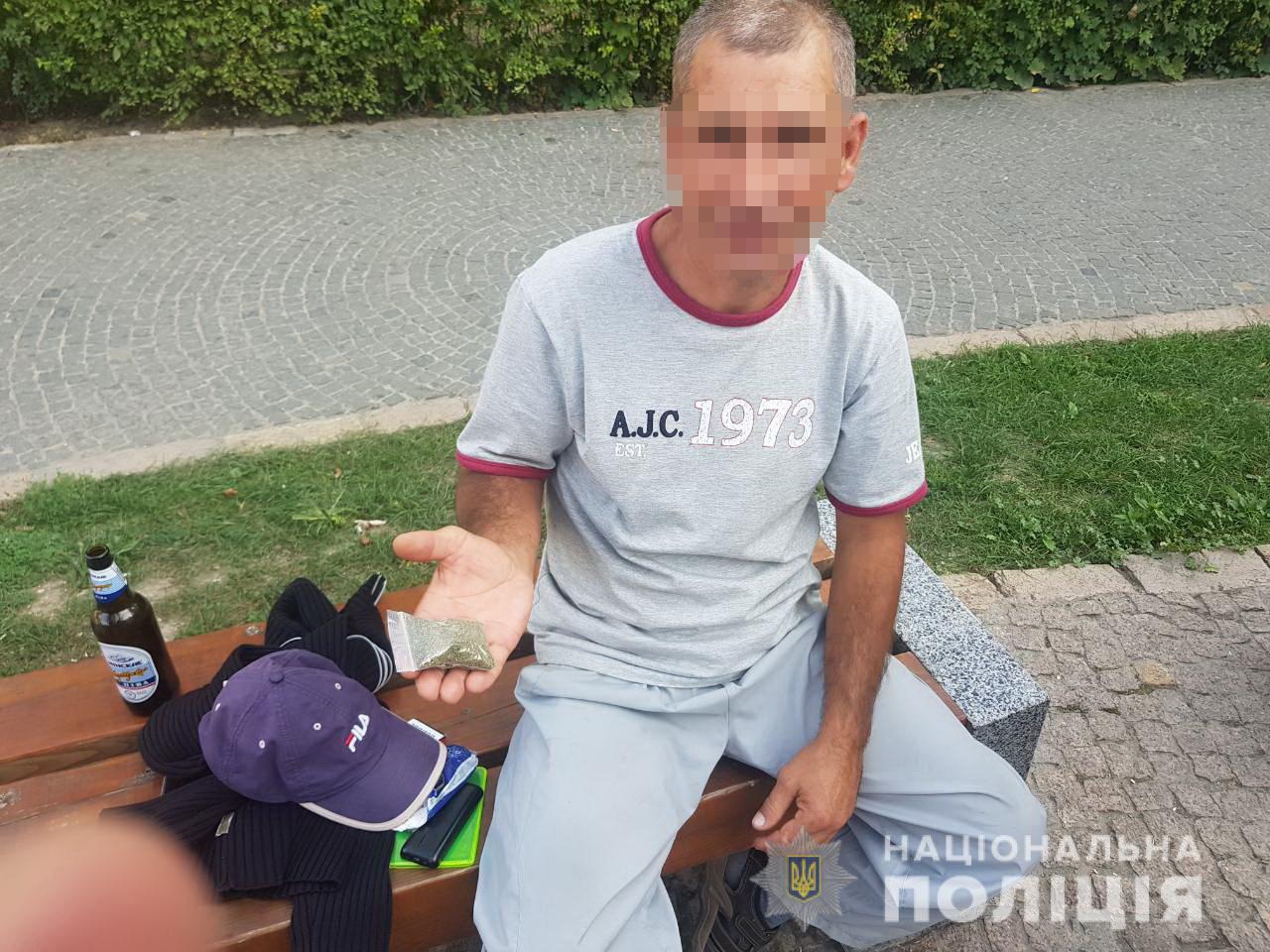 П’яний чоловік чіплявся у парку до перехожих П’яний чоловік чіплявся у парку до перехожих