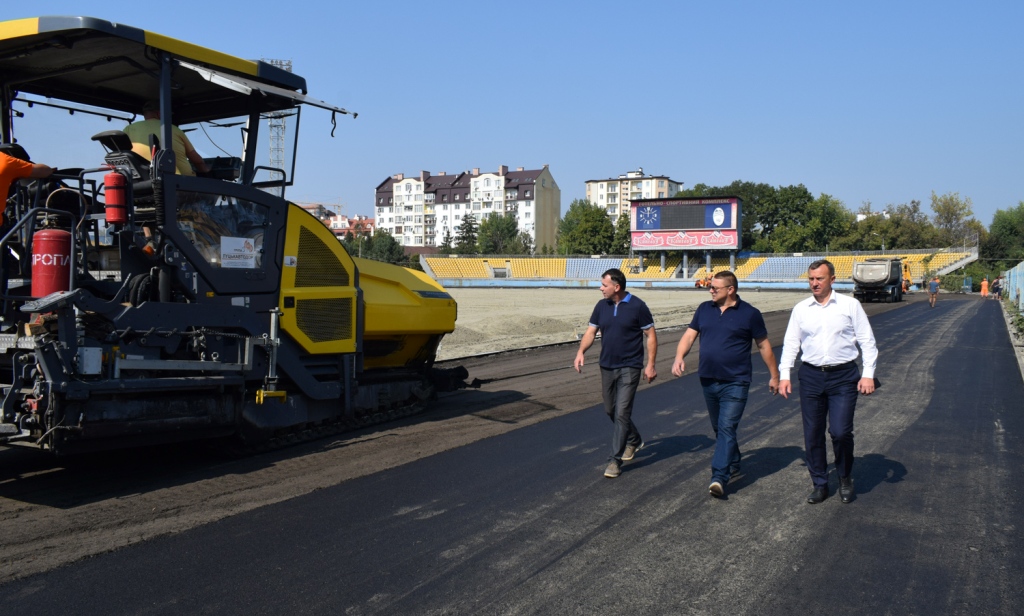 На стадіоні "Авангард" ставлять нижній шар асфальтобетонної основи під гумове покриття На стадіоні "Авангард" ставлять нижній шар асфальтобетонної основи під гумове покриття