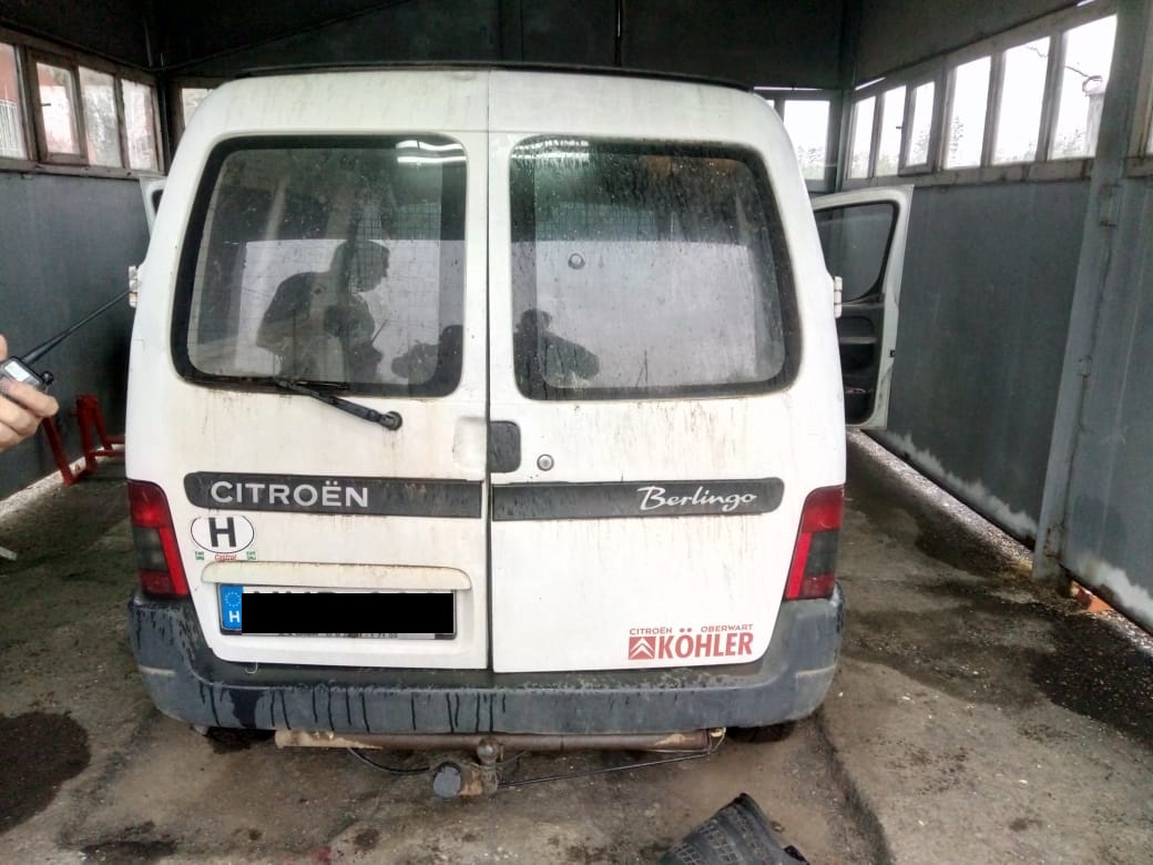 Через сховані сигарети 76-річний чоловік позбувся свого автомобіля Через сховані сигарети 76-річний чоловік позбувся свого автомобіля