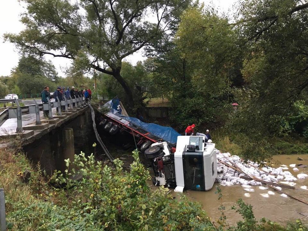 Вантажівка з’їхала у ріку. Водія з машини діставали рятувальники Вантажівка з’їхала у ріку. Водія з машини діставали рятувальники