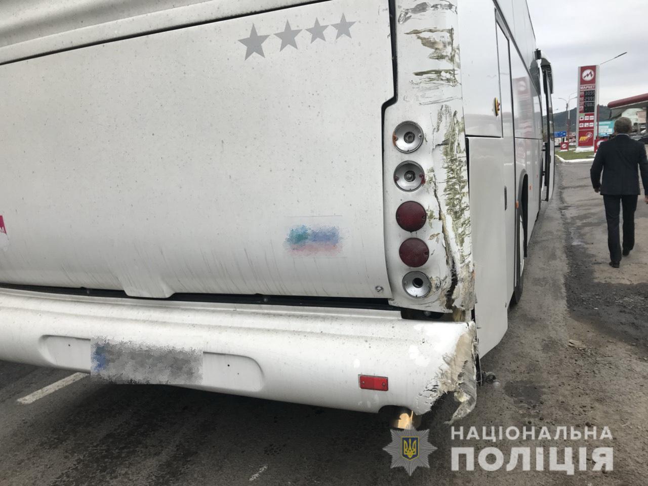 Зіткнулися вантажівка і пасажирський автобус: є постраждалі Зіткнулися вантажівка і пасажирський автобус: є постраждалі