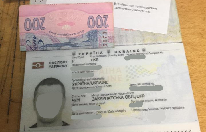 Власник "євробляхи" пропонував працівнику митниці хабара Власник "євробляхи" пропонував працівнику митниці хабара