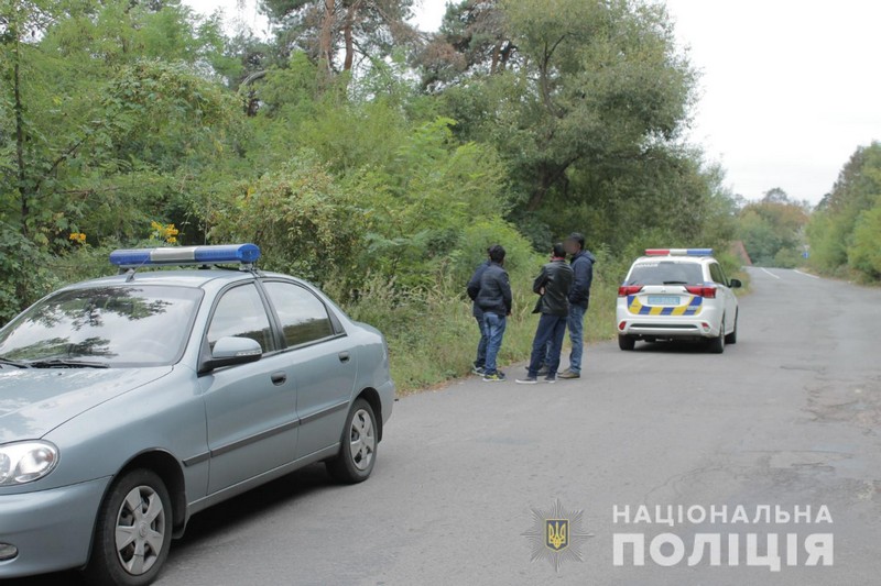 П’ятеро чоловіків ховалися в кущах. Поліція назвала причину П’ятеро чоловіків ховалися в кущах. Поліція назвала причину