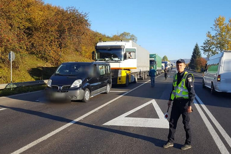 На Закарпатті перекрили трасу "Київ-Чоп" У Нижніх Воротах сьогодні перекрили трасу "Київ-Чоп"