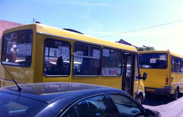 У Мукачеві тимчасово скасували два автобусні маршрути У Мукачеві два автобусні маршрутки не перевозять містян