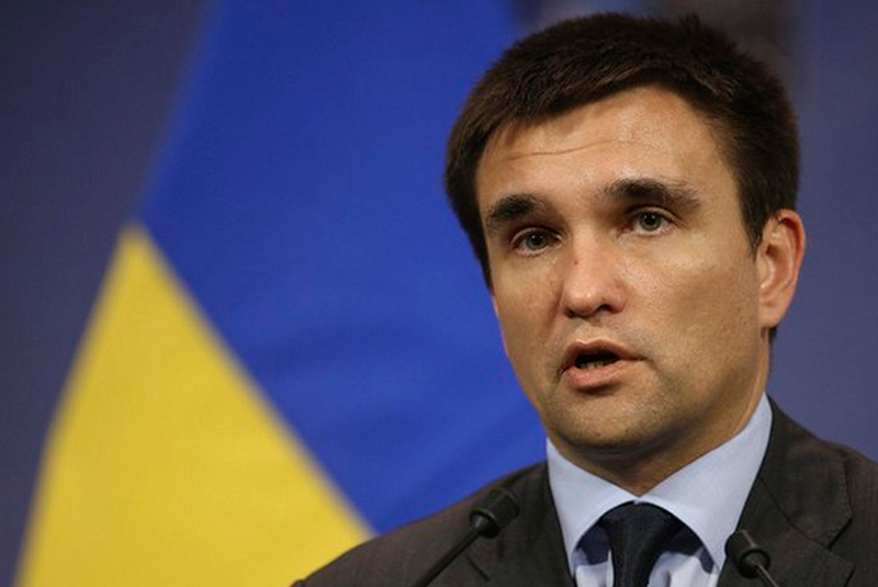 Павло Клімкін зробив гучну заяву в Ужгороді Міністр закордонних справ України Павло Клімкін під час зустрічі з угорцями в Ужгороді прокоментував інформацію про угорські паспорти на сайті "Миротворець"