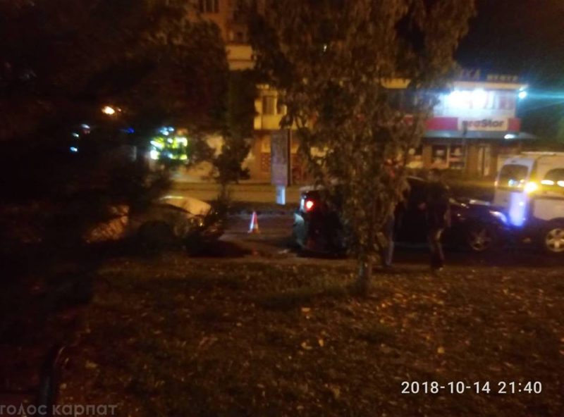 В Ужгороді зіткнулись три автомобілі. Водій-винуватець ДТП втік з місця аварії В Ужгороді зіткнулись три автомобілі. Водій втік з місця аварії