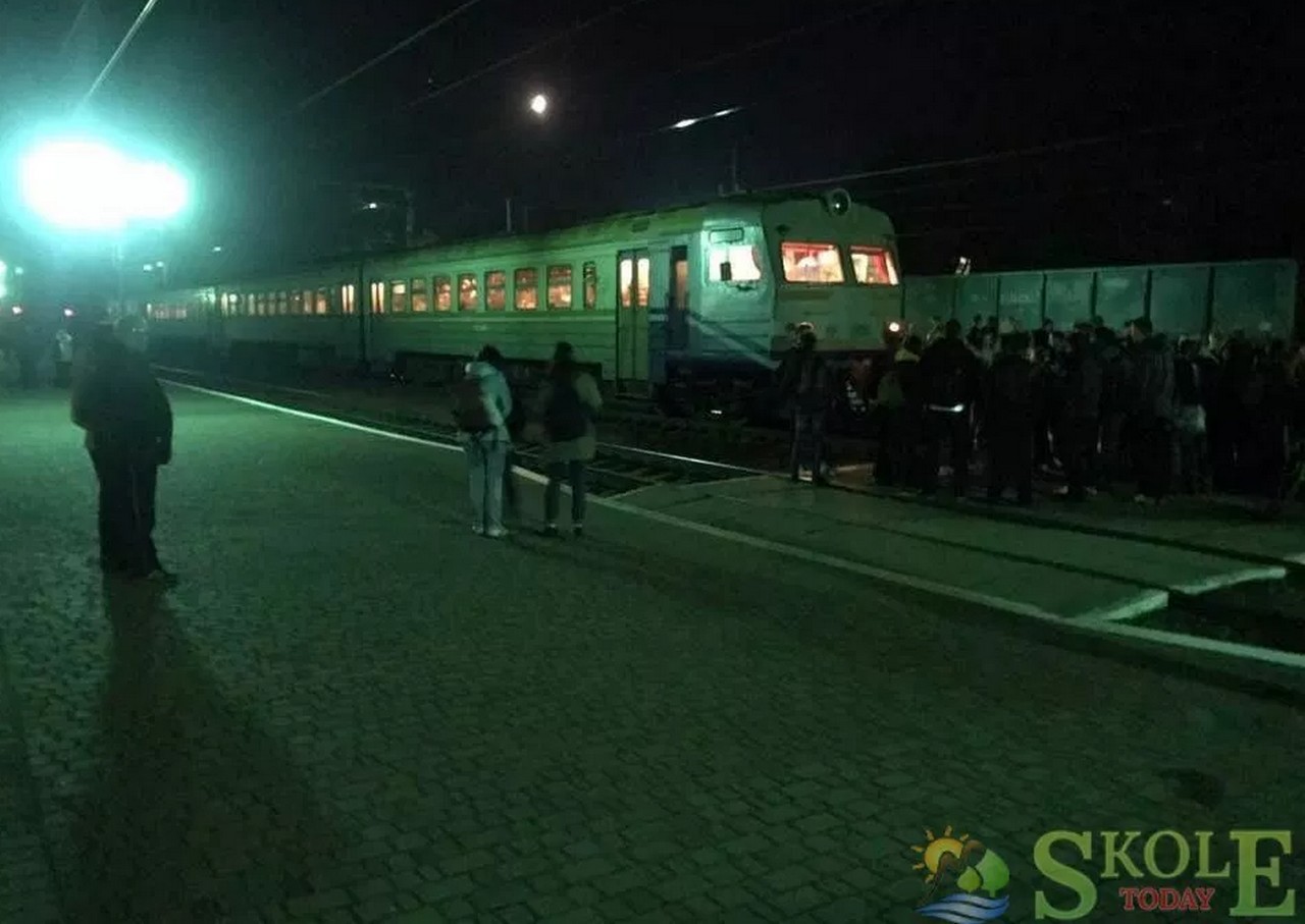 Невдоволені пасажири заблокували рух електрички "Мукачево–Львів" 14 жовтня на станції Сколе пасажири, яким не вистачило місця в електропоїзді, заблокували рух електрички "Мукачево–Львів"