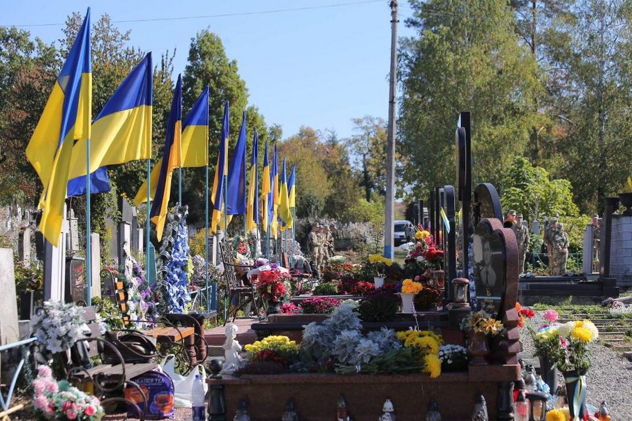 У Мукачеві вшанували полеглих за Україну захисників На Алеї Слави Мукачівського центрального кладовища, з нагоди Дня захисника України, відбувся мітинг-реквієм