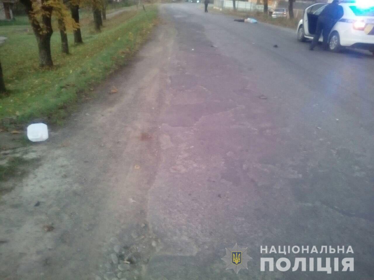 Поблизу автозаправки сталася смертельна аварія У селі Нересниця Тячівського району, неподалік місцевої АЗС, сталася смертельна ДТП. 22-річний житель села Вільхівці наїхав на 40-річного односельця