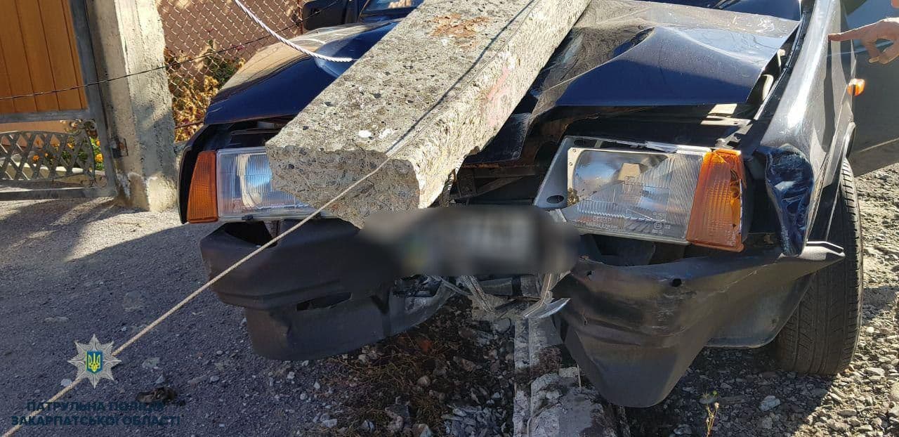 У Мукачеві водій, втікаючи із місця ДТП, скоїв ще одну аварію У Мукачеві на вулиці Сорочій 57-річний чоловік в’їхав у електричну опору. Водій був п’яним
