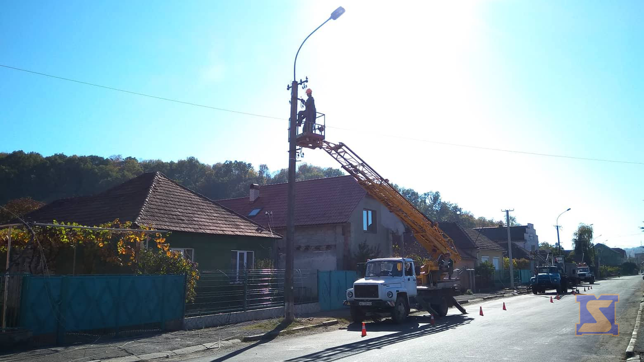 У Мукачеві бригада електриків усуває наслідки вчорашньої ДТП У Мукачеві на вулиці Сорочій бригада електриків усуває наслідки ДТП, яка сталася у понеділок