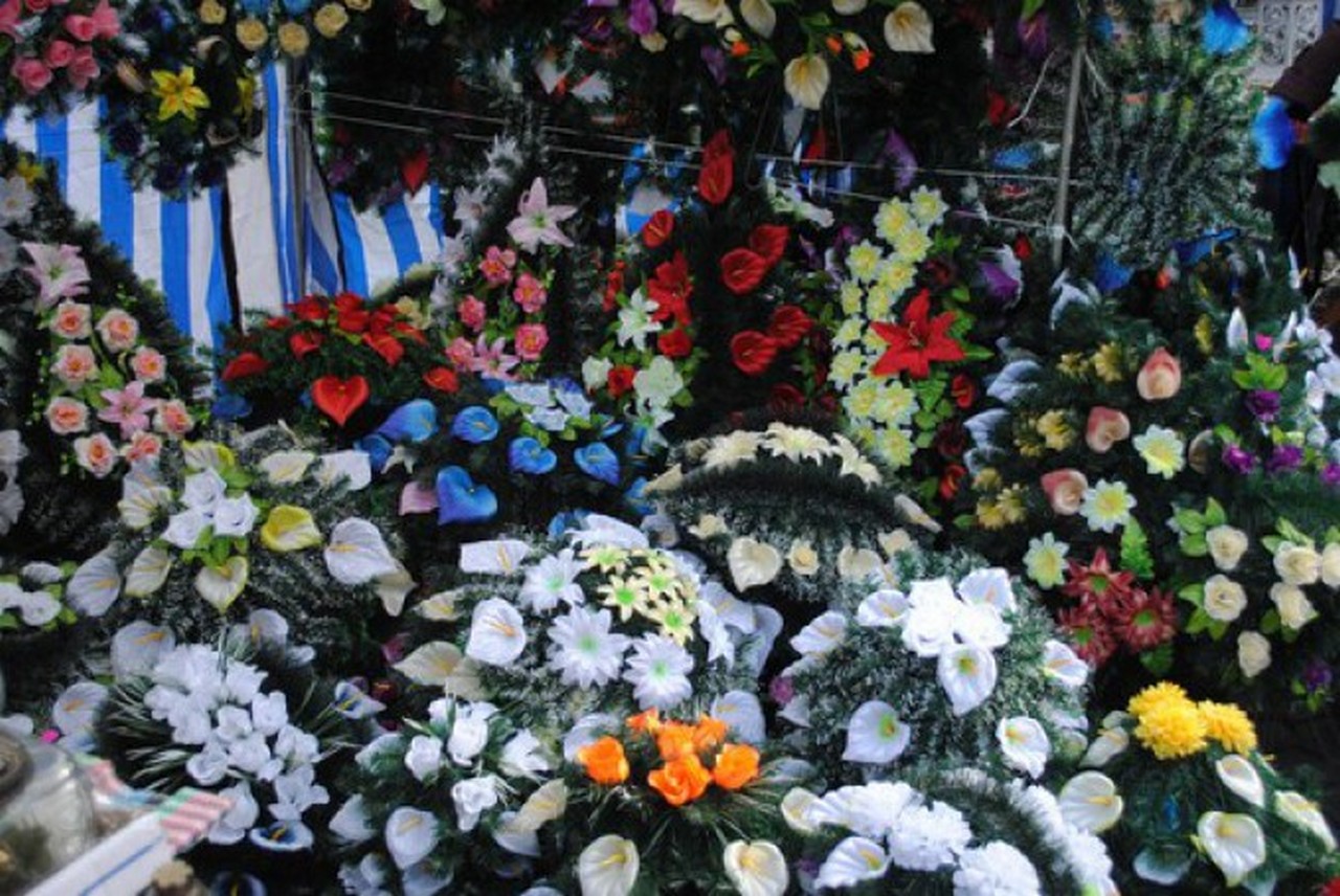 Де в Ужгороді торгуватимуть квітами та вінками до Дня пам’яті: перелік місць В Ужгороді визначили місця для тимчасової торгівлі квітами та вінками до Дня пам’яті