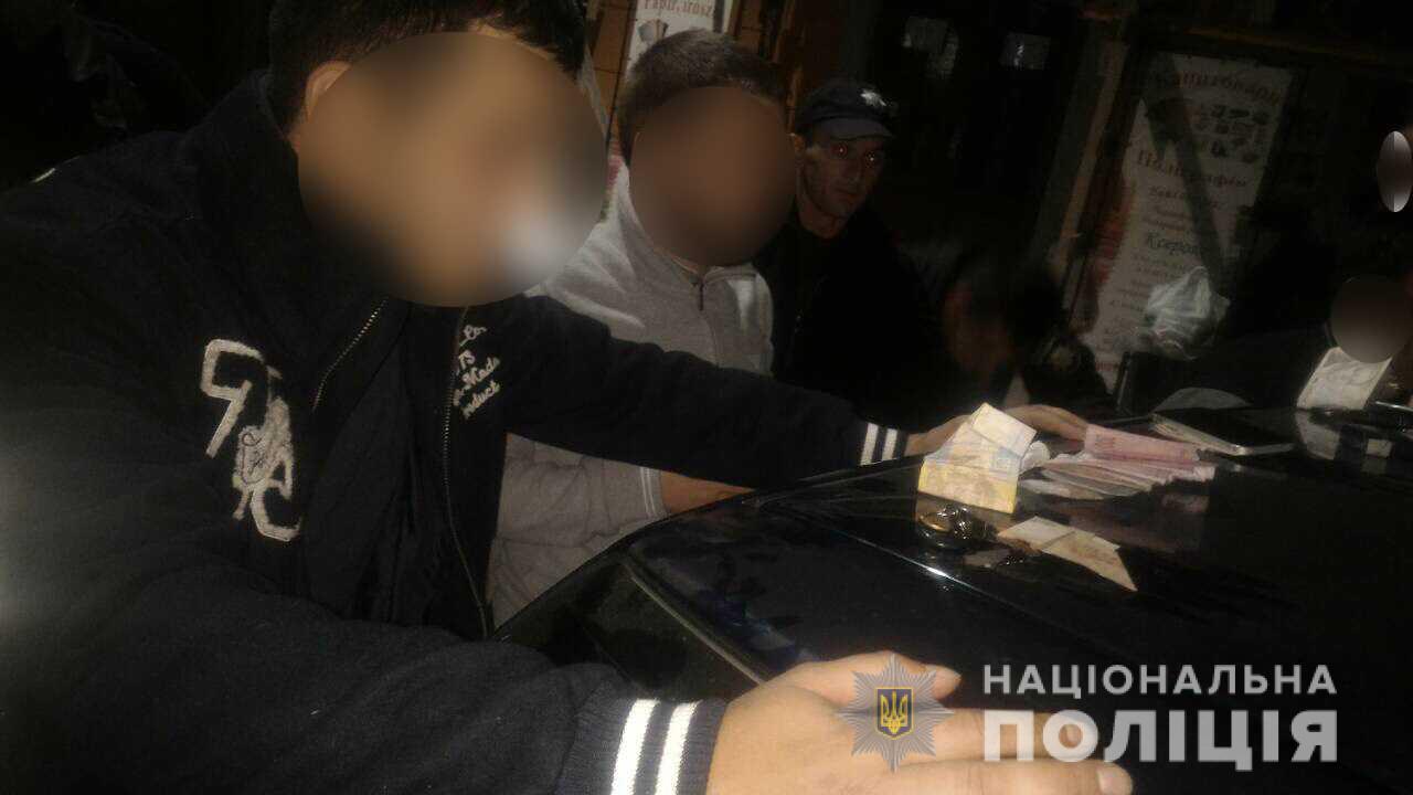 Чоловік обдурив працівницю оздоровчого комплексу 44-річний мешканець міста Каховка Херсонської області у Берегові виманив гроші від працівниці місцевого оздоровчого комплексу