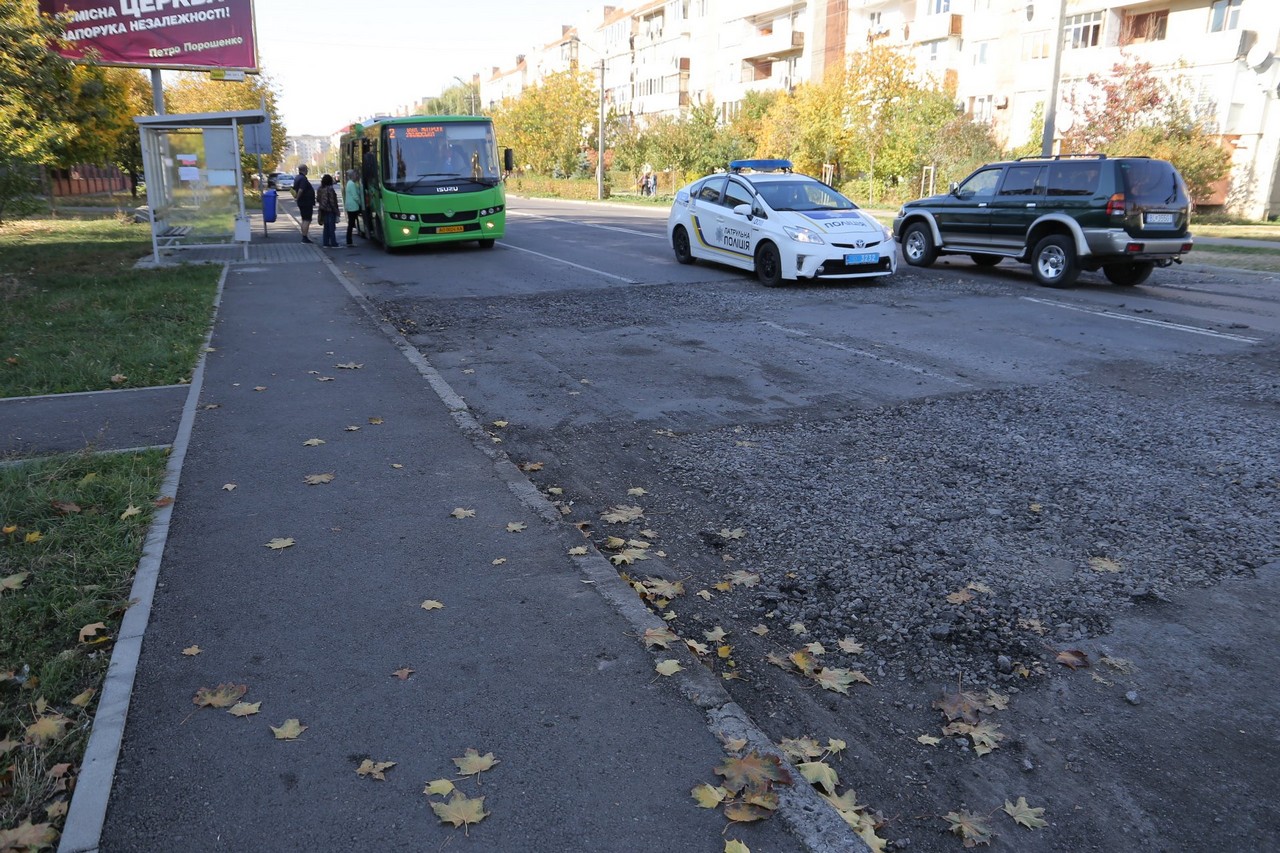 На вулиці Росвигівській у Мукачеві демонтували старі "лежачі поліцейські" На вулиці Росвигівській у Мукачеві демонтували старі лежачі поліцейські. Незабаром встановлять нові