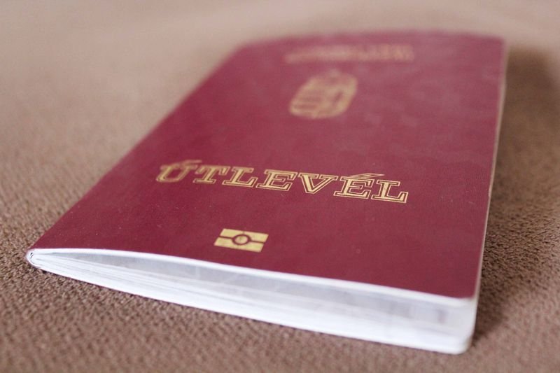 Угорщина надалі видає українцям свої паспорти. Урочистості перенести із Закарпаття у Будапешт – ЗМІ Угорщина не припинила видавати свої паспорти громадянам України, а тільки перенесла урочисту церемонію на свою територію