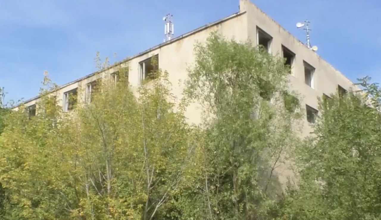 В Ужгороді внаслідок падіння із висоти загинув чоловік У закинутому аптечному складі в Ужгороді знайшли труп. Ймовірно, чоловік загинув внаслідок падіння з висоти
