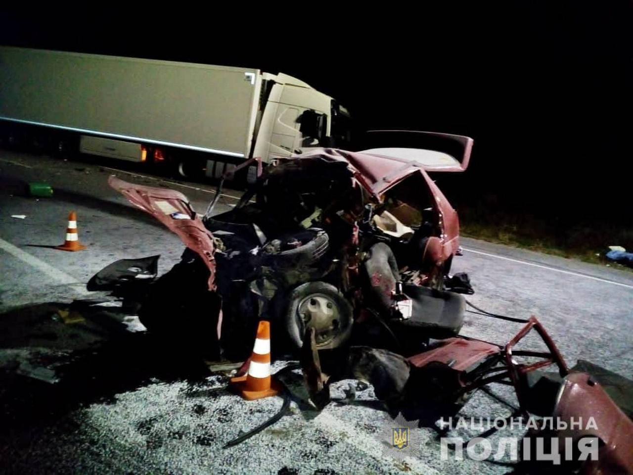 Закарпатець потрапив у жахливу аварію: одна з машин перетворилася на металобрухт, а її водій загинув Біля села Березіно, що на Вінниччині, сталася смертельна ДТП. Зікнулися вантажівка, якою керував 59-річний закарпатець, та легковик, під керуванням 36-річного чоловіка