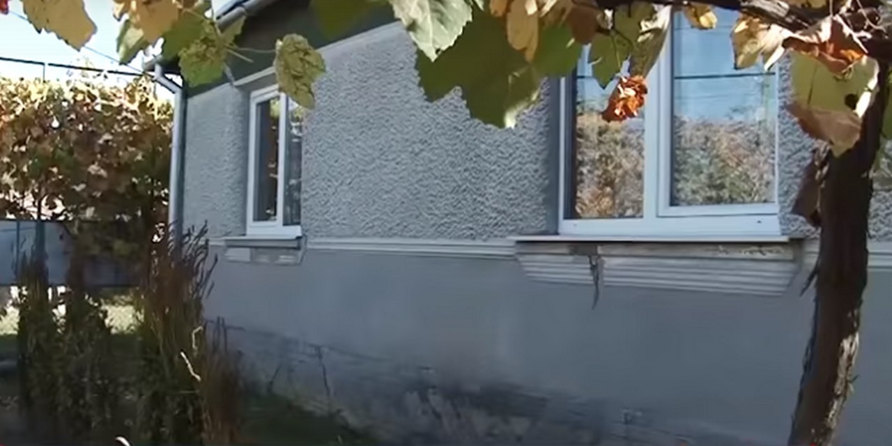 На Ужгородщині жінка бореться за свій будинок У селі Руські Комарівці, що на Ужгородщині, 88-річна жінка бореться за свої 25 соток землі