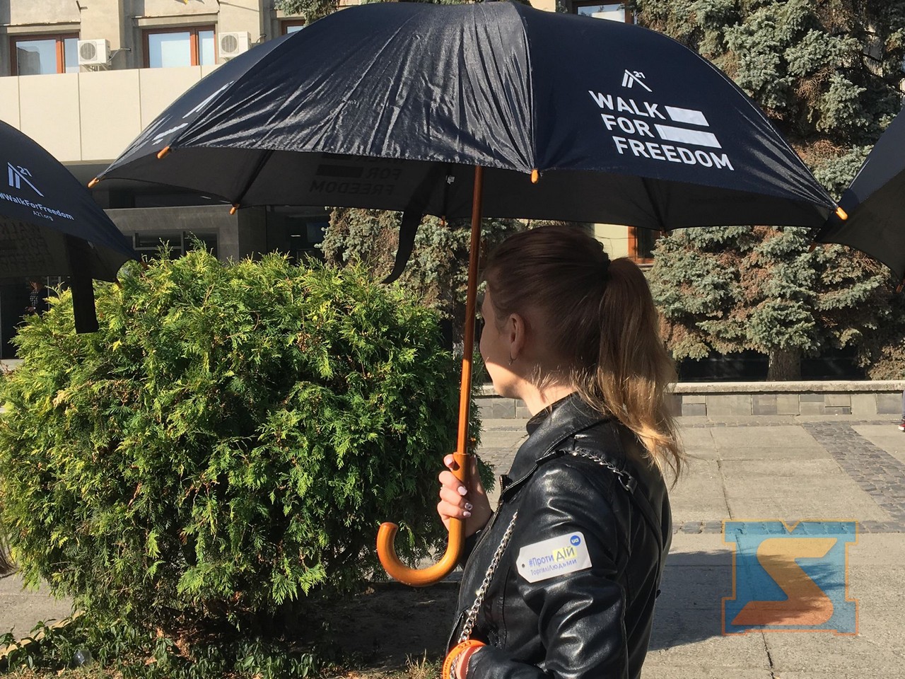 У центрі Ужгорода пройшла мовчазна акція В Ужгороді на площі Поштовій стартувала акція "Хода за свободу", мета якої привернути увагу до проблеми торгівлі людьми