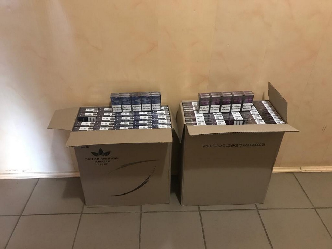 На кордоні з Угорщиною знайшли 1000 пачок сигарет Мукачівський прикордонний загін на кордоні з Угорщиною знайшов 500 пачок марки Ротманс та 500 пачок марки Філіп-Моріс