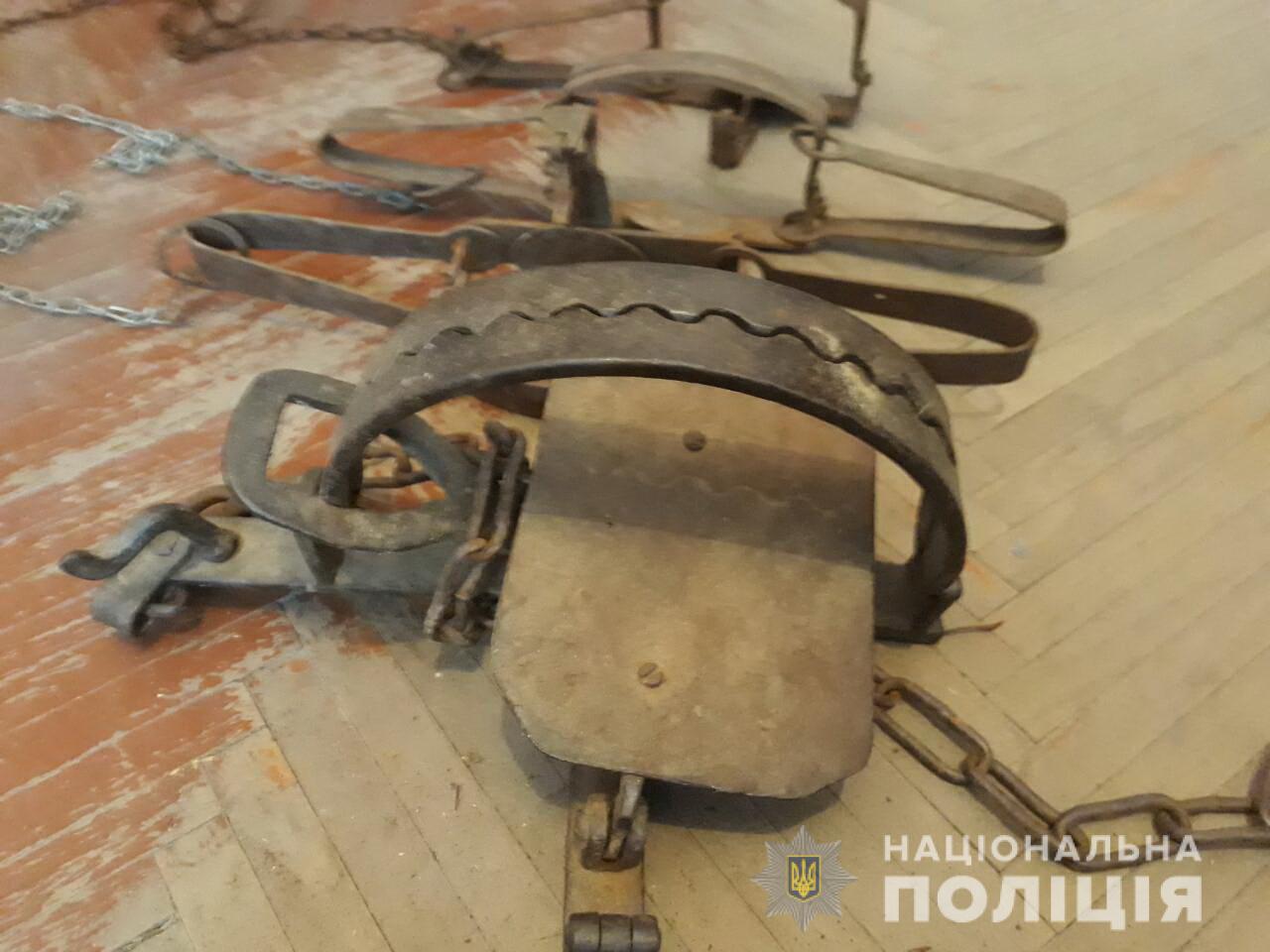 У двох закарпатців вдома знайшли чимало браконьєрського приладдя У Воловецькому районі, що на Закарпатті, у 29-річного та 34-річного чоловіків знайшли браконьєрське приладдя